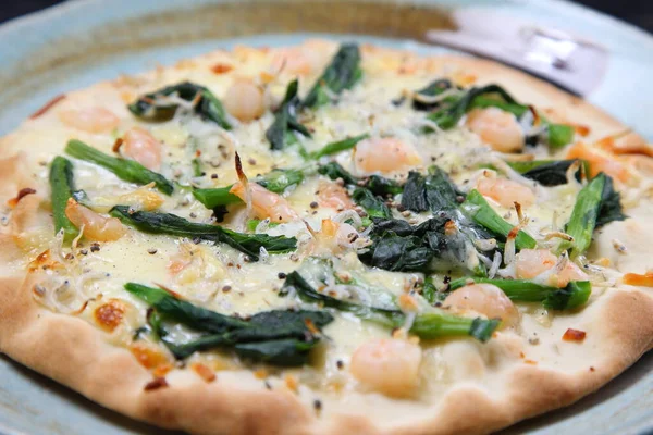 Rape Blossoms Prawn Pizza — Stock Photo, Image