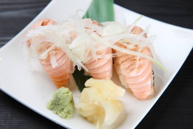 Doğranmış onoinle taze somon suşisi.