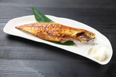 Rendelenmiş turplu Japon uskumrusu.