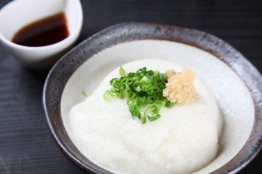 Yeşil soğanlı rendelenmiş tatlı patates.