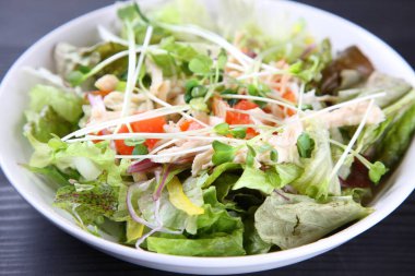 Taze tavuk göğsü salatası