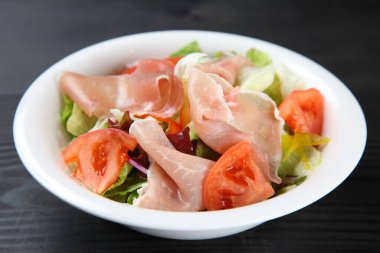 Prosciutto salatasının stüdyo çekimini kapat. 