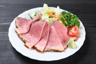 Dilimlenmiş bifteğin stüdyo çekimi.