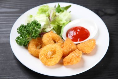 sebzeli kızarmış kalamar.