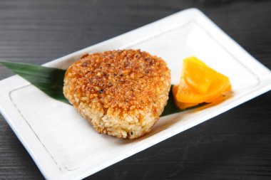 Sarı turplu ızgara pirinç topu.