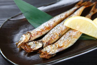 Japon kızarmış shishamo balığı.