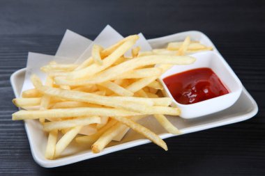 Domates ve ketçaplı patates kızartması.