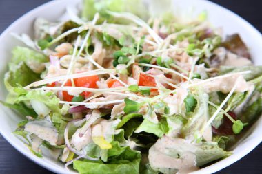 Taze tavuk göğsü salatası