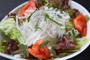 Haşlanmış beyaz baitli salata.