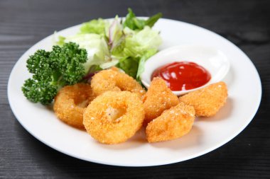 sebzeli kızarmış kalamar.