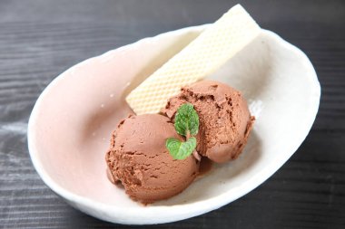 Çikolatalı dondurma ve gofret.