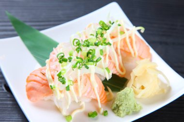 Doğranmış onoinle taze somon suşisi.