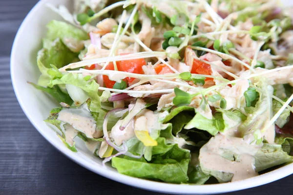 Taze tavuk göğsü salatası