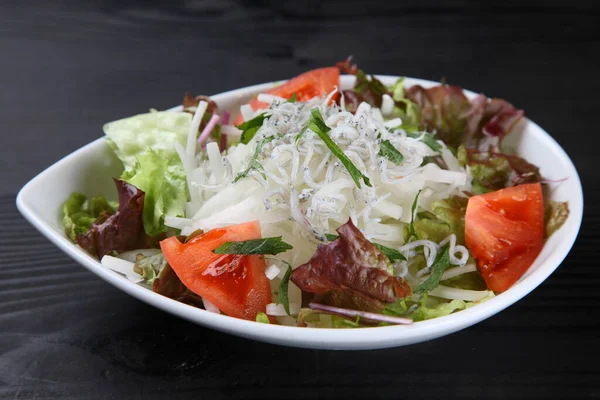 Haşlanmış beyaz baitli salata.