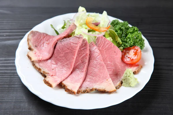 Dilimlenmiş bifteğin stüdyo çekimi.