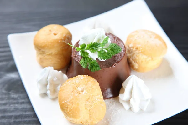 Chocolate Pudding Cream Puffs — Stock Photo, Image