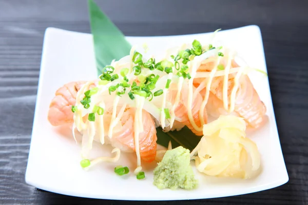 Doğranmış onoinle taze somon suşisi.