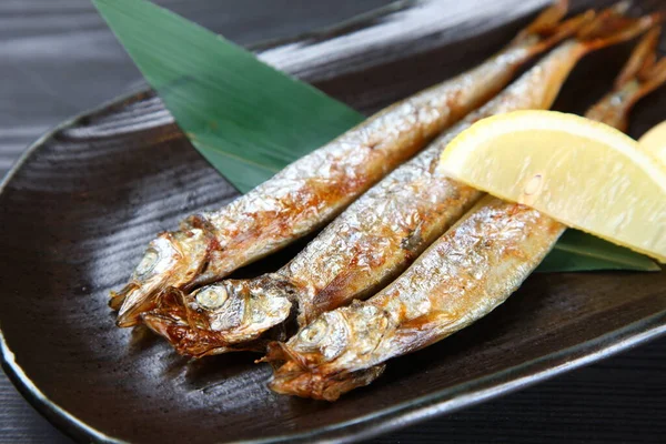 Japon kızarmış shishamo balığı.