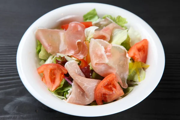 Prosciutto salatasının stüdyo çekimini kapat. 