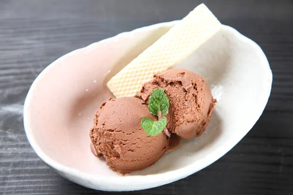 Çikolatalı dondurma ve gofret.