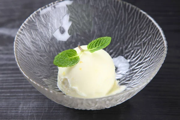 Naneli vanilyalı dondurma.