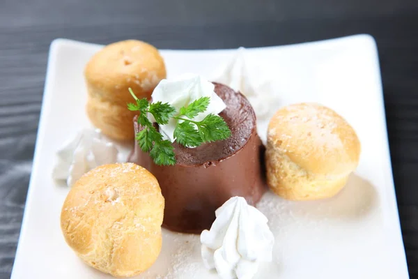 Chocolate Pudding Cream Puffs — Stock Photo, Image