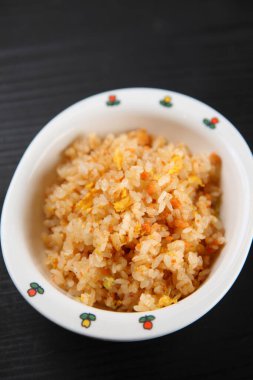 Stüdyo dolusu kızarmış somon balığı.