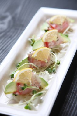 Avokado soslu karpaccio balığı.