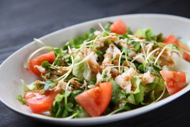 Domates salatalı tavuk.