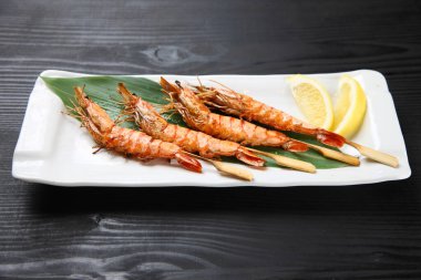 Limonlu taze kavrulmuş karides.