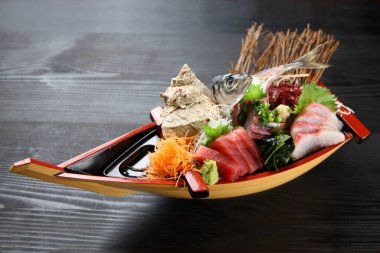 Stüdyo taze sashimi teknesi.