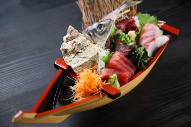 Stüdyo taze sashimi teknesi.