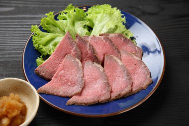 Dilimlenmiş biftek ve rendelenmiş Japon turpu