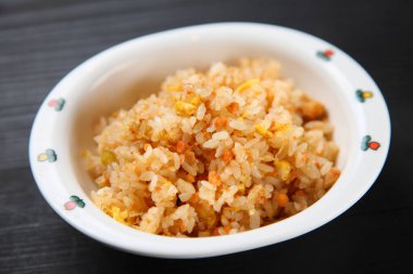 Stüdyo dolusu kızarmış somon balığı.