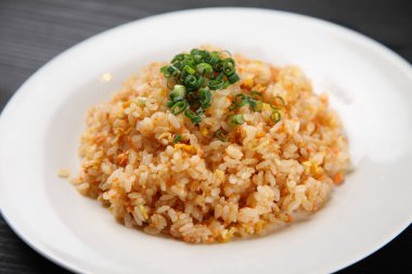 Stüdyo dolusu kızarmış somon balığı.