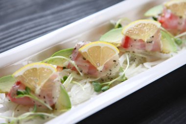 Avokado soslu karpaccio balığı.