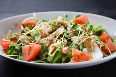 Domates salatalı tavuk.