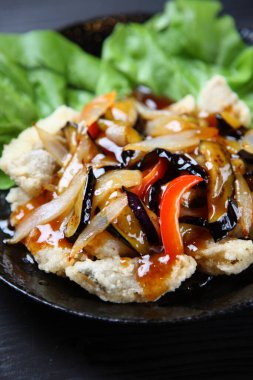 Tatlı ve ekşi soslu kızarmış balık.