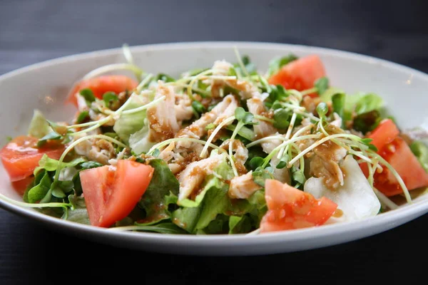 Domates salatalı tavuk.