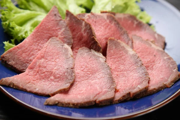 Dilimlenmiş biftek ve rendelenmiş Japon turpu