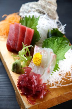 Taze sashimi ton balığı ve levrek.