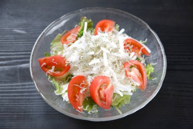 Taze salata ve beyaz yem haşlanmış.