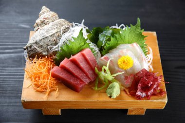 Taze sashimi ton balığı ve levrek.