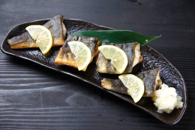 Limonlu ızgara uskumru.