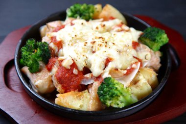 Peynirli ızgara patates ve tavuk.