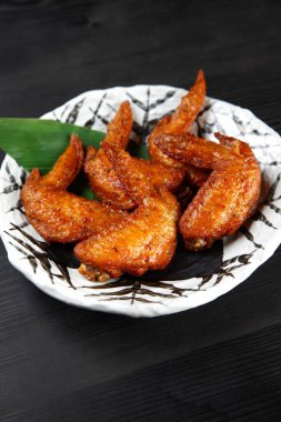 Kızarmış tavuk kanatları
