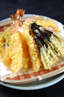  Koyu arkaplanda tempura kombinasyonu