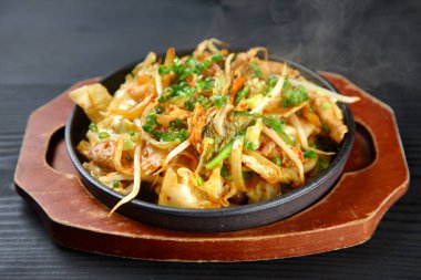 Domuz ve Kimchi Kızartma 