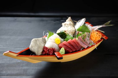 Siyah arka planda taze sashimi teknesi