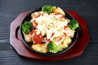 Peynirli ızgara patates ve tavuk.